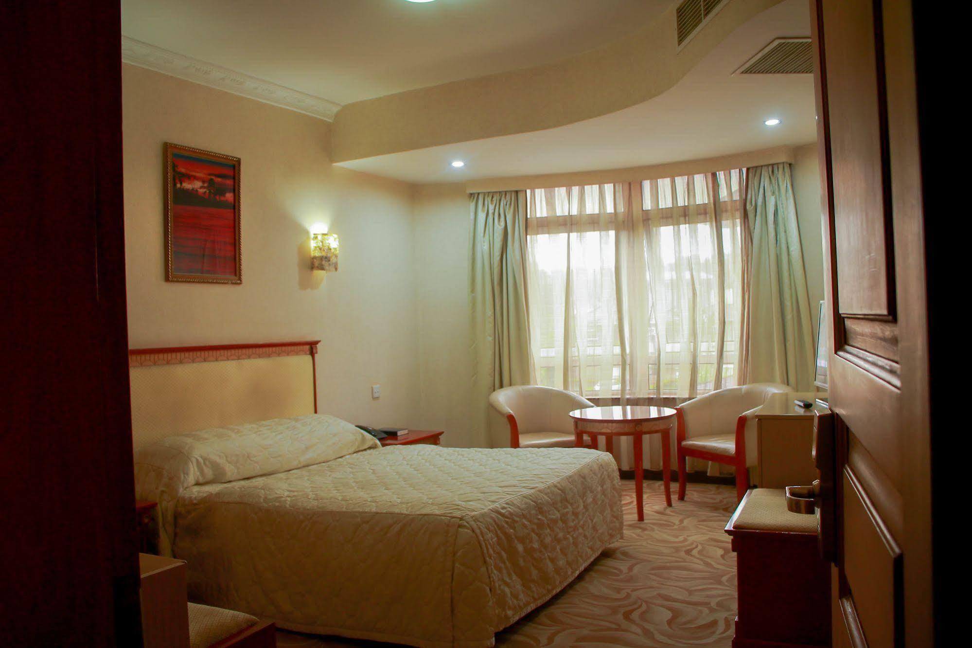 City Royal Resort Hotel Kyambogo  Exteriér fotografie