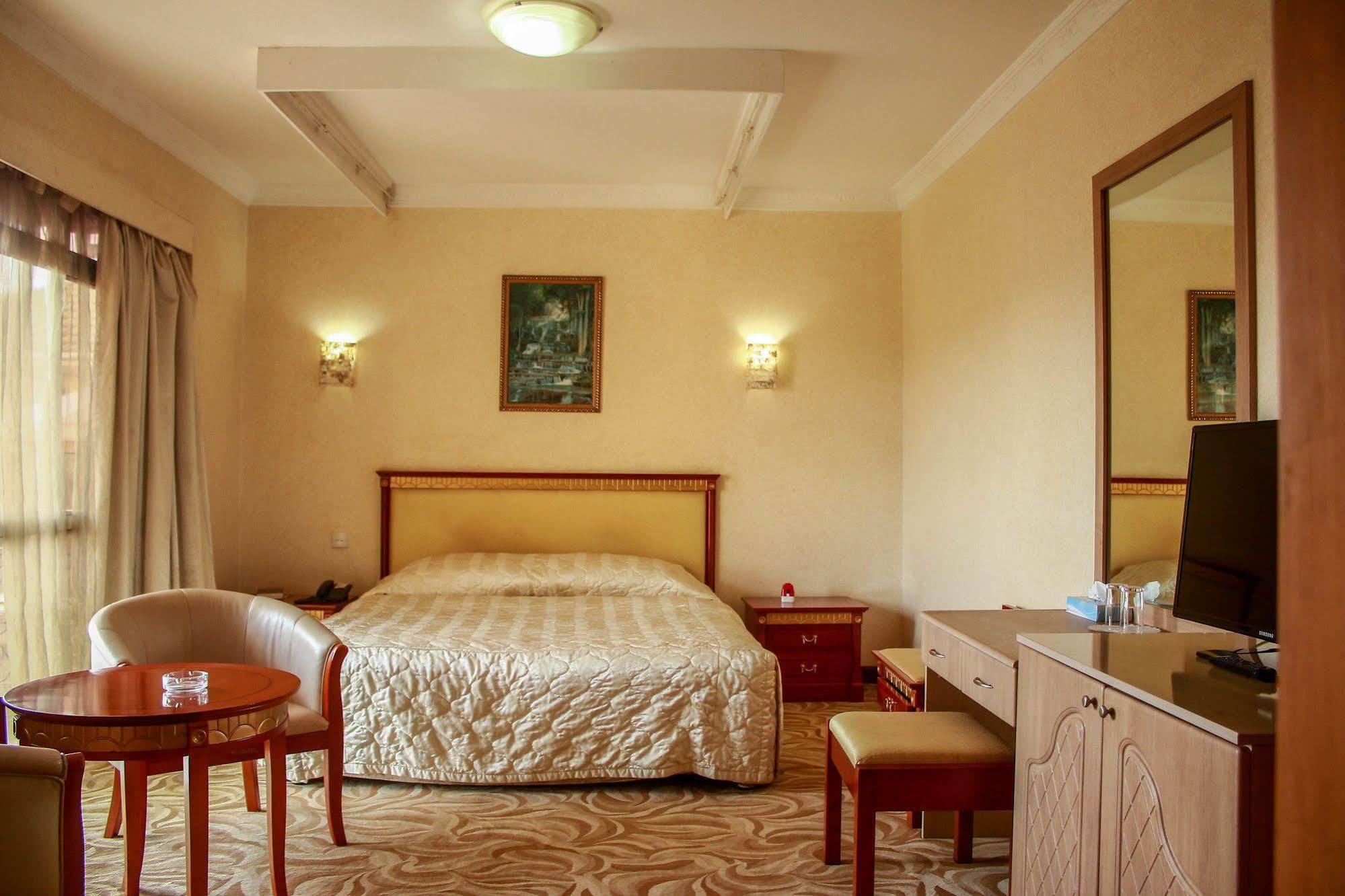 City Royal Resort Hotel Kyambogo  Exteriér fotografie