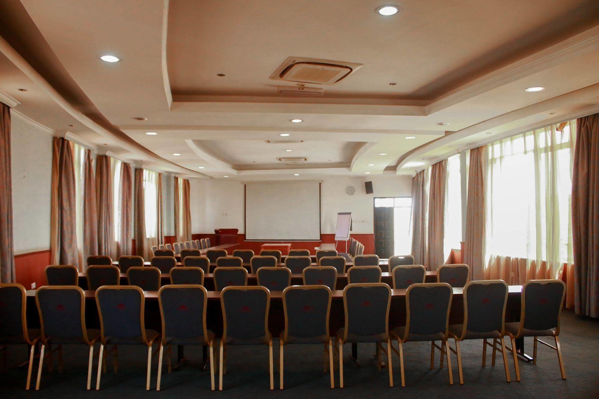 City Royal Resort Hotel Kyambogo  Exteriér fotografie